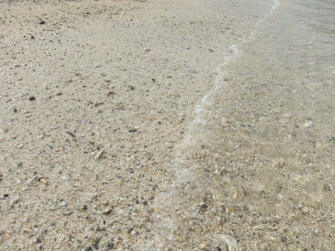 静かで穏やかな石垣島底地ビーチの波打ち際と白い砂