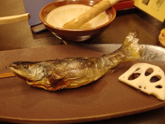 奥湯沢秘湯貝掛温泉頭から食べられる岩魚の塩焼き