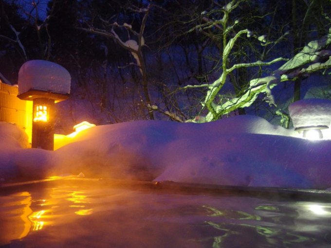 冬の旅館玉子湯天渓の湯浅い湯船でのんびり楽しむ雪見露天