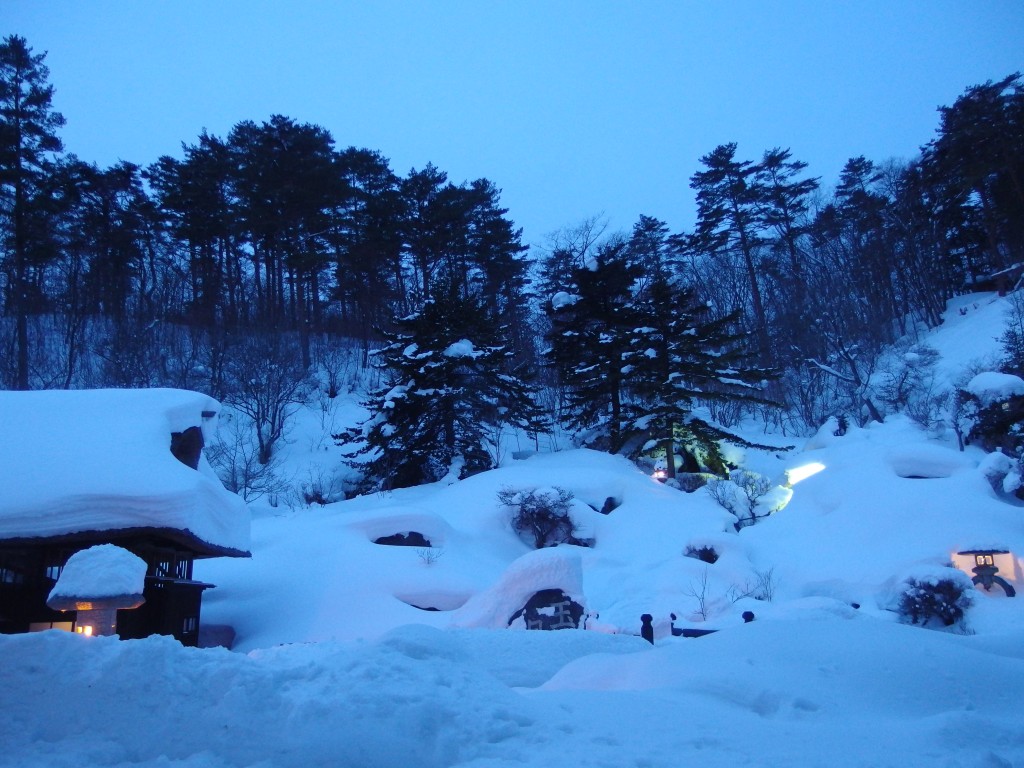 豪雪の高湯温泉冬の旅館玉子で迎えるまだ薄暗い朝