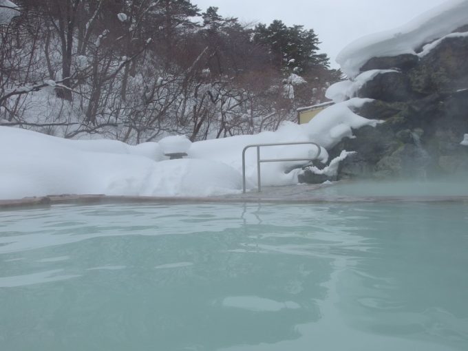 豪雪の高湯温泉冬の旅館玉子湯青磁色のにごり湯から望む雪景色