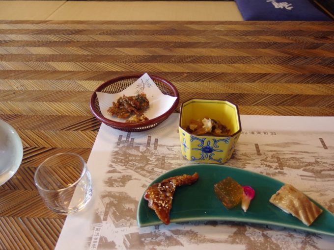 米沢鯉料理六十里前菜と小鉢、うろこせんべい