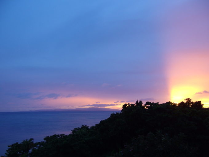石垣島雲と夕日が織り成す幻想的な夕暮れ