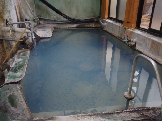東鳴子温泉郷黒湯高友旅館黒湯横のプール風呂