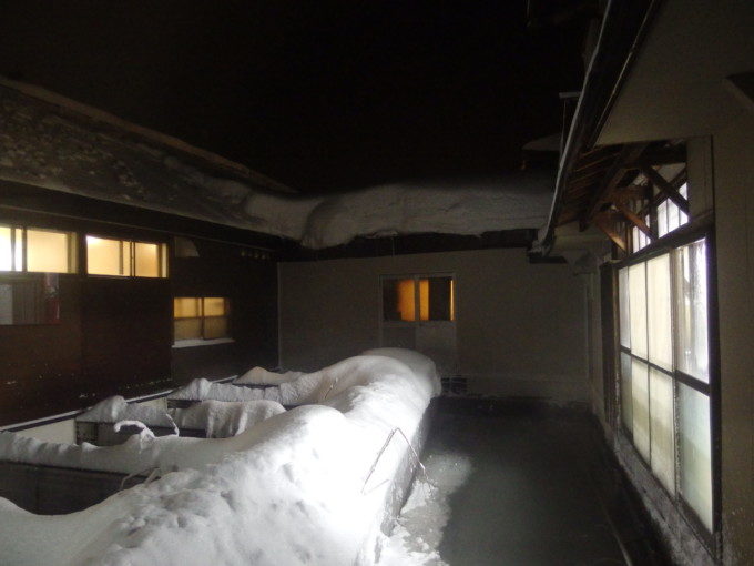 酸ヶ湯温泉旅館自炊部中庭に積もる雪
