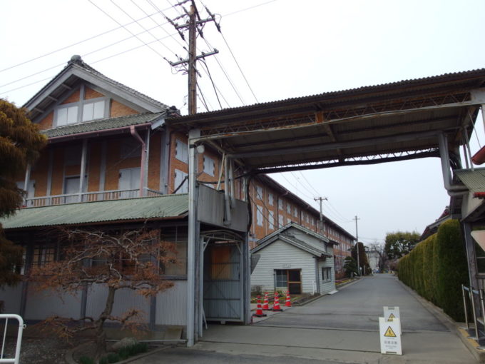 建物だけでなく敷地内全体に漂う昭和の雰囲気が味わい深い富岡製糸場