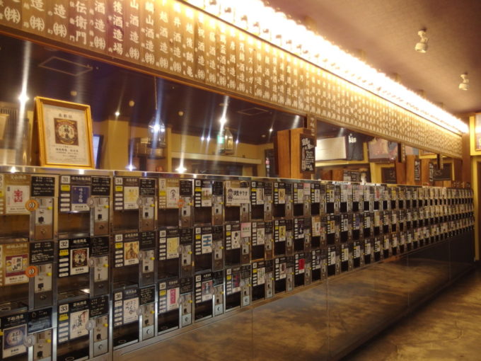 越後湯沢駅ぽんしゅ館利き酒越乃室酒自販機がずらりと並ぶ店内