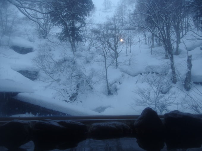 適温のラジウム泉に浸かりながら愛でる栃尾又の雪景色