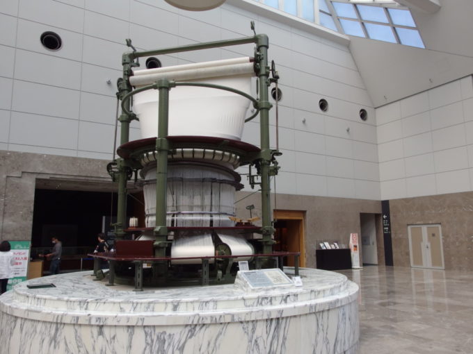 トヨタ産業技術記念館エントランスに飾られた環状織機