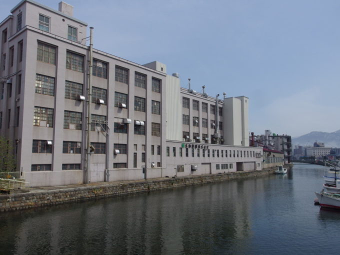 昭和初期のモダンさを感じさせる小樽運河沿いの北海製罐小樽工場