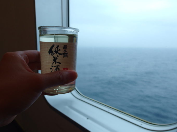 新日本海フェリーはまなす灰色の日本海を眺めながら真名鶴ワンカップを
