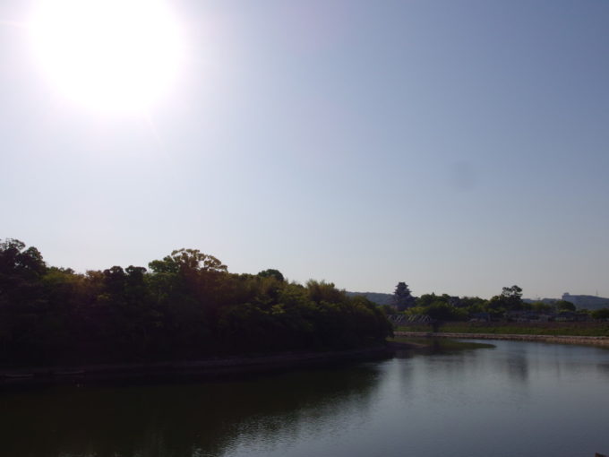 天然の堀旭川の向こうに見える岡山城と後楽園