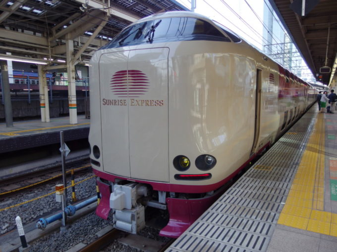 東京駅に到着した285系サンライズ出雲・瀬戸号