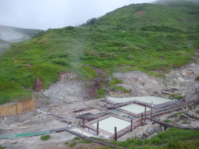 標高1400m東北地方最高地点の秘湯藤七温泉彩雲荘地獄谷にそのまま造られた混浴露天風呂