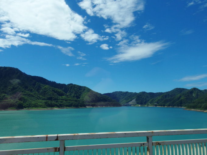 夏の青空の下独特の青さを湛える玉川ダム宝仙湖