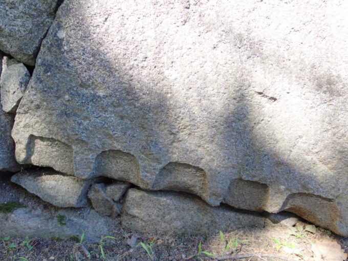 盛岡城跡に多く見られるギザギザが刻まれた石垣の石