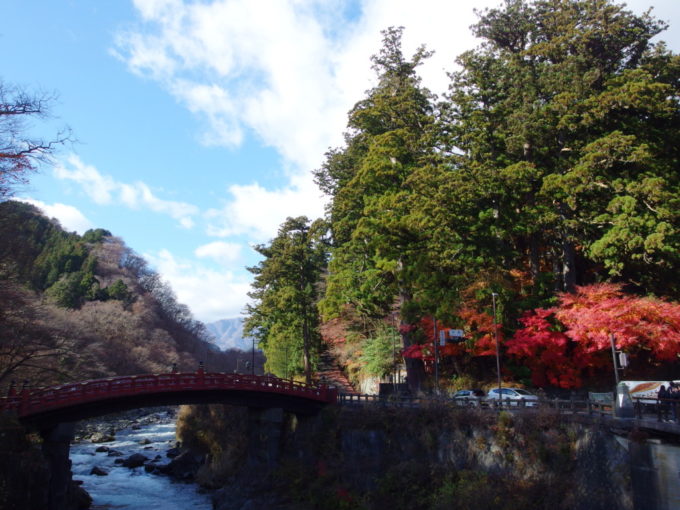 晩秋の日光名残の紅葉と朱塗りの神橋