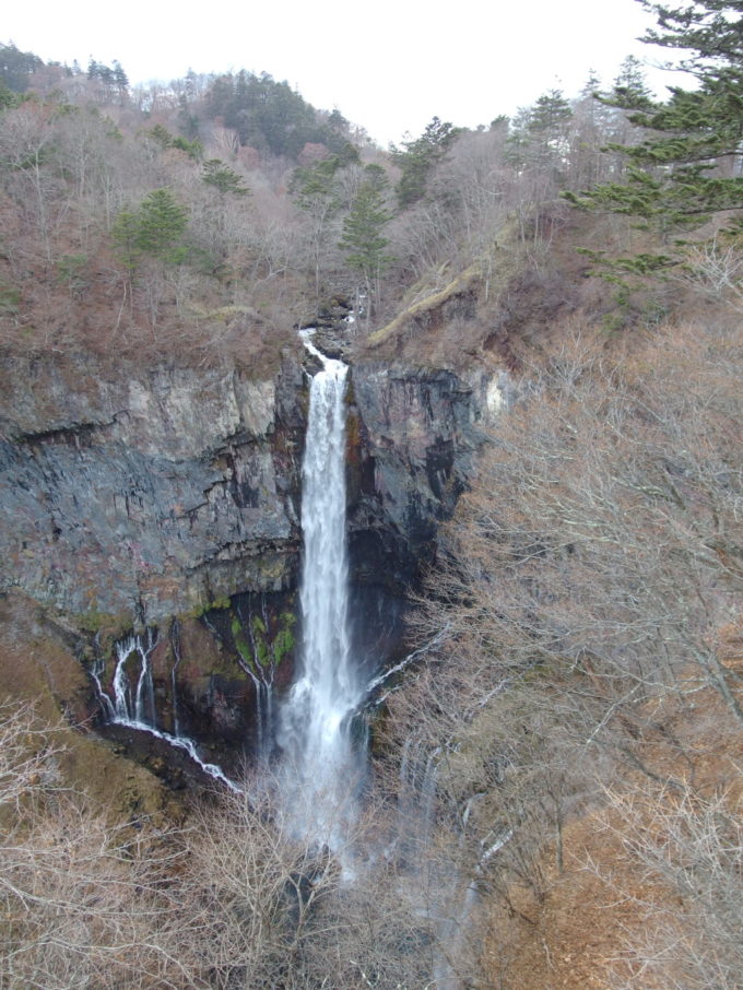 初冬の日光華厳の滝駐車場脇の観瀑台から望む滝の落ち口