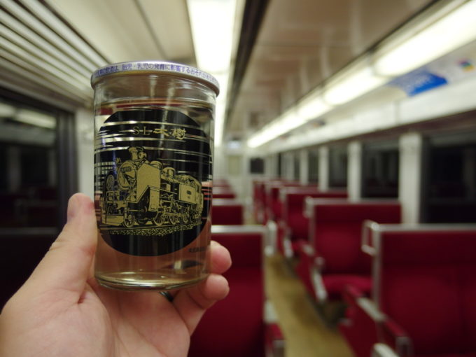 東武鉄道6050系車内でSL大樹の日本酒ワンカップを
