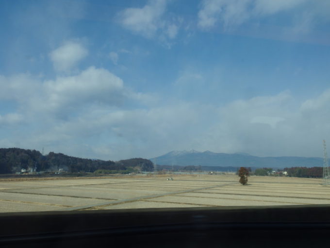 冬のはやぶさ号車窓を流れる那須の山並み