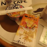 新日本海フェリーらいらっくカフェで苫小牧駅弁スモークサーモン寿司の夕食を