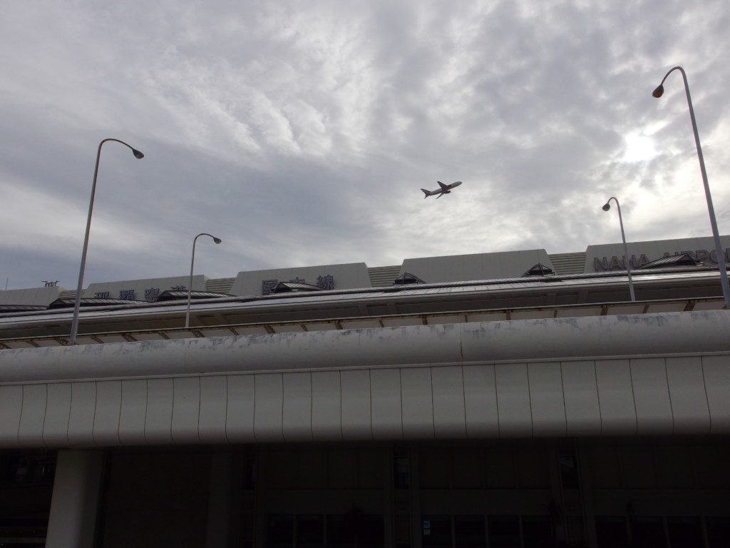 夏の沖縄曇天の那覇空港