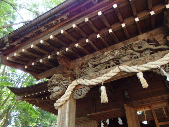 津軽尾上猿賀神社拝殿の龍と唐獅子の立派な彫刻