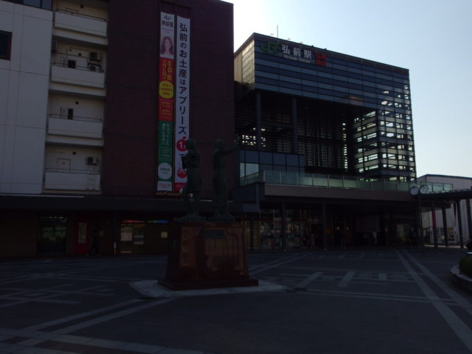 朝の静けさ漂う弘前駅