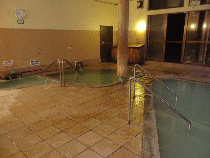 金浦温泉学校の栖白い濁り湯が満たされる大浴場