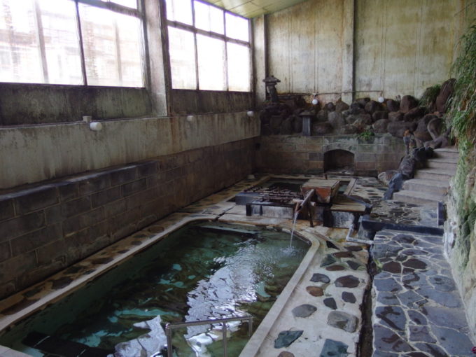 赤倉温泉湯守の宿三之亟独特の雰囲気を持つ大浴場大岩風呂