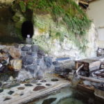 赤倉温泉湯守の宿三之亟植物園のような雰囲気が漂う岩盤と手掘りの穴