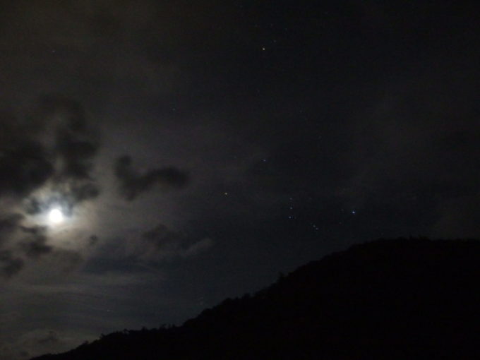 秋の夏油温泉元湯夏油部屋から見上げる月と夜空