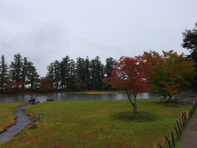 秋の平泉毛越寺遣水の河口と色付く紅葉