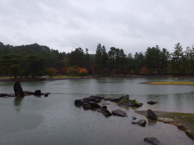 秋の平泉毛越寺秋色に彩られる大泉が池の荒磯の風情