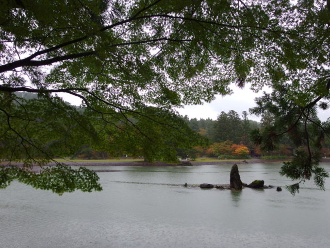 秋の平泉毛越寺大泉が池を一周し別れを告げる