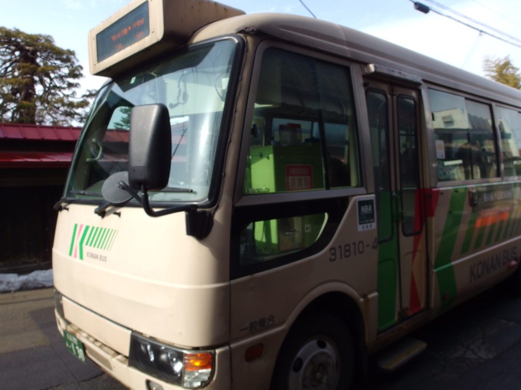 マイクロバスで運行する弘南バス温川行き路線バス