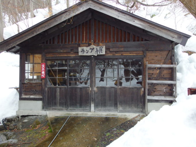 冬のランプの宿青荷温泉幾多ものランプを手入れするランプ小屋