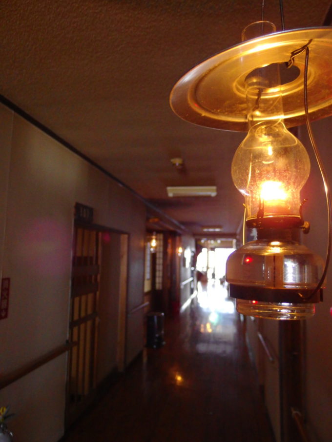 冬のランプの宿青荷温泉本館の廊下に灯る昼のランプ