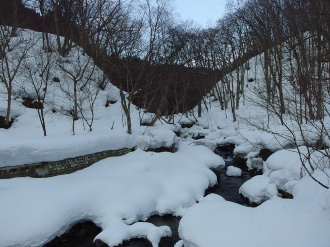 冬のランプの宿青荷温泉こんもりと純白の雪が積もる青荷川