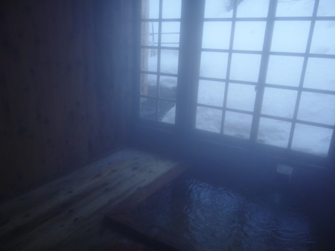 冬のランプの宿青荷温泉ヒバ造りの本館内湯