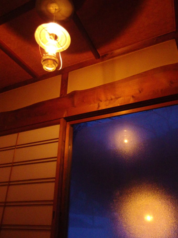 冬のランプの宿青荷温泉日が翳り存在感を増してゆくランプの灯り