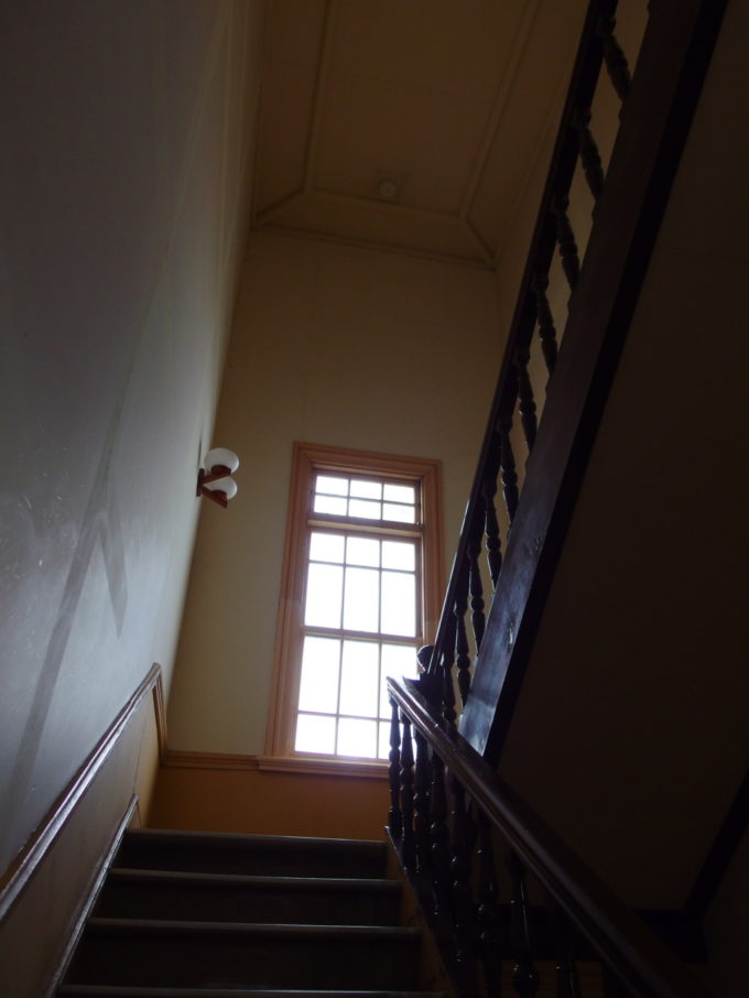 青森市森林博物館営林局時代を感じさせる重厚な階段