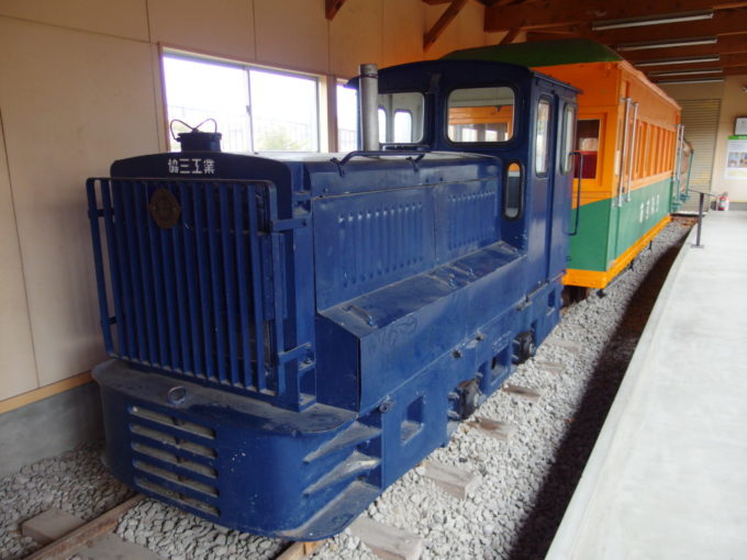 青森市森林博物館に展示される林鉄の機関車や客車、運材台車