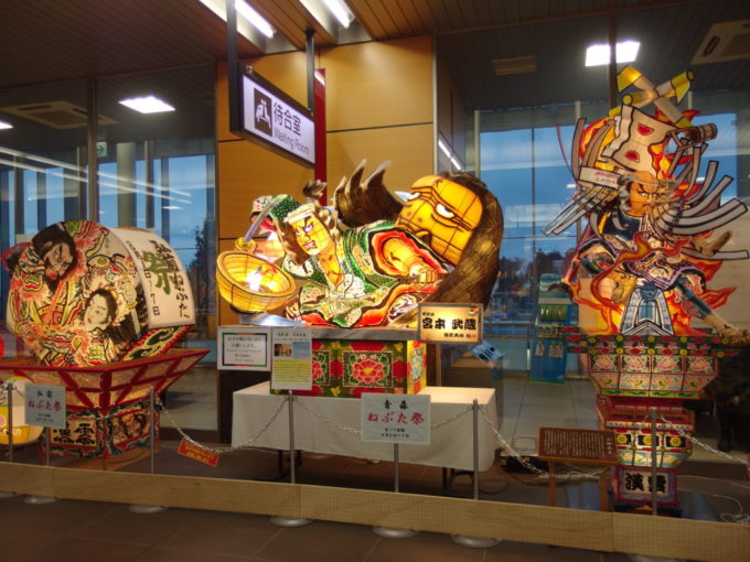 新青森駅新幹線コンコースに飾られた弘前、青森、五所川原のねぷたやねぶた