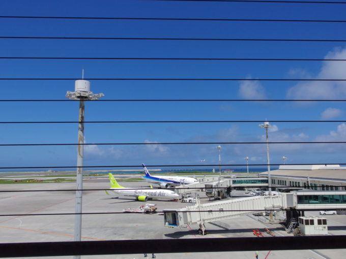 6月下旬梅雨明けの青さに溢れる那覇空港展望デッキで浴びる熱気