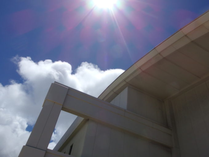 6月下旬梅雨明けの青さに溢れる那覇空港展望デッキで見上げる太陽