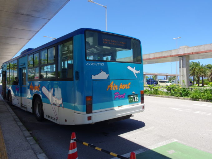 6月下旬人の少ない南ぬ島石垣空港から東運輸のバスでターミナルを目指す