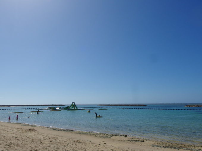 6月下旬人の少ない石垣島抜けるような空と海の青さを浴びる真栄里ビーチ