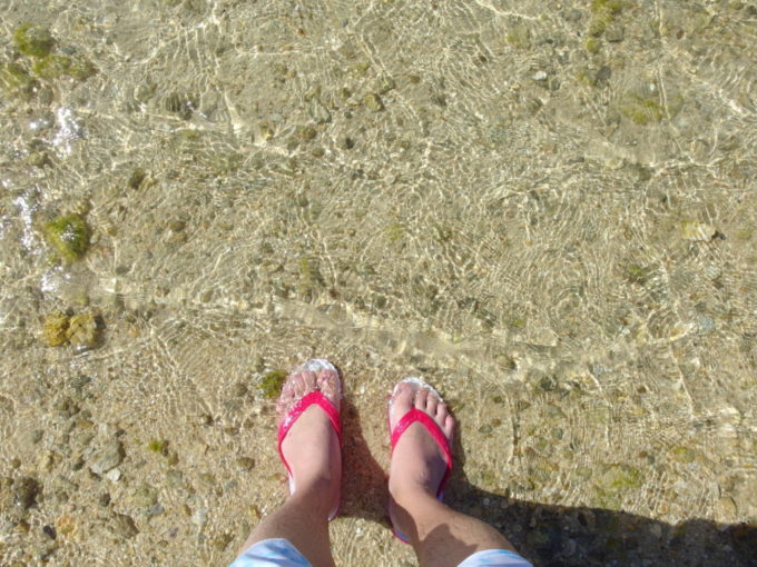 6月下旬人の少ない石垣島透明な真栄里ビーチの海へ足を踏み入れる