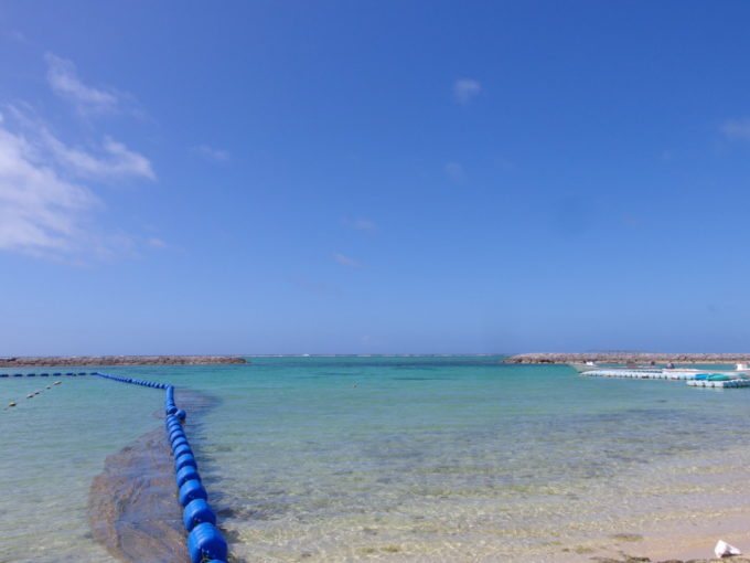 6月下旬人の少ない石垣島無垢な青さに染まる真栄里ビーチ